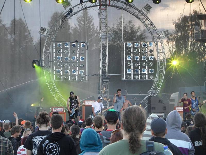 Pořadatelé festivalu Mighty Sounds oznámili, že 16. ročník přesunutý z letošního roku se uskuteční v termínu od 9. do 11. července 2021 na táborském letišti.