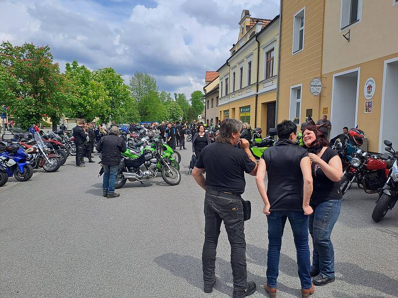 V pořadí 6. ročník Motorkářského požehnání v Chýnově se vydařil, hojné účasti přálo počasí a i atmosféra byla opět magická.