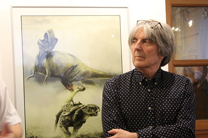 Ve středu večer se v táborské galerii U Radnice konala vernisáž výstavy obrazů táborského rodáka a významného paleoartisty Jana Sováka.