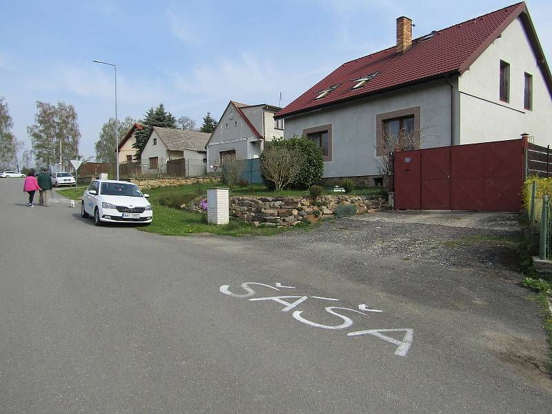 Minutový manžel, rikša, hlídač T., či uhlobaron, ti všichni bydlí v Katově na Táborsku a na 1. máje to měli napsáno vápnem před vstupem do domu.