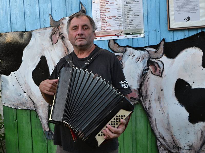 Václav Koubek ve Vesnickém hudebním klubu v Chotěmicích.