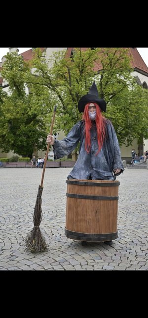 Čarodějnice potěší a pobaví v 17 hodin na Žižkově náměstí.