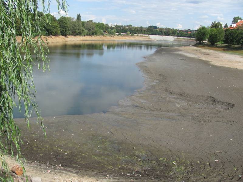 Ještě asi dva měsíce potrvá příprava pro těžbu sedimentu. Pak už se do něj mají pustit  bagry. 