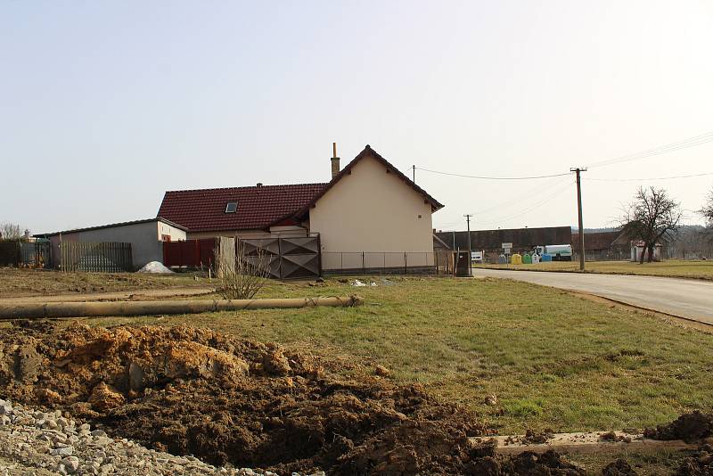 Chýnov dál drtí doprava. Majitelka domku zablokovala stavbu obchvatu za čtvrtmiliardy.