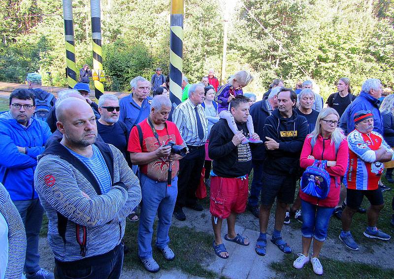 Z Roudné na Táborsku v pátek 2. října v 9.12 hodin odjel poslední vlak. Řada lidí se přišla rozloučit se stanicí, která letos oslavila 80. výročí od svého vzniku.