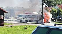U Vřesců hoří autobus.