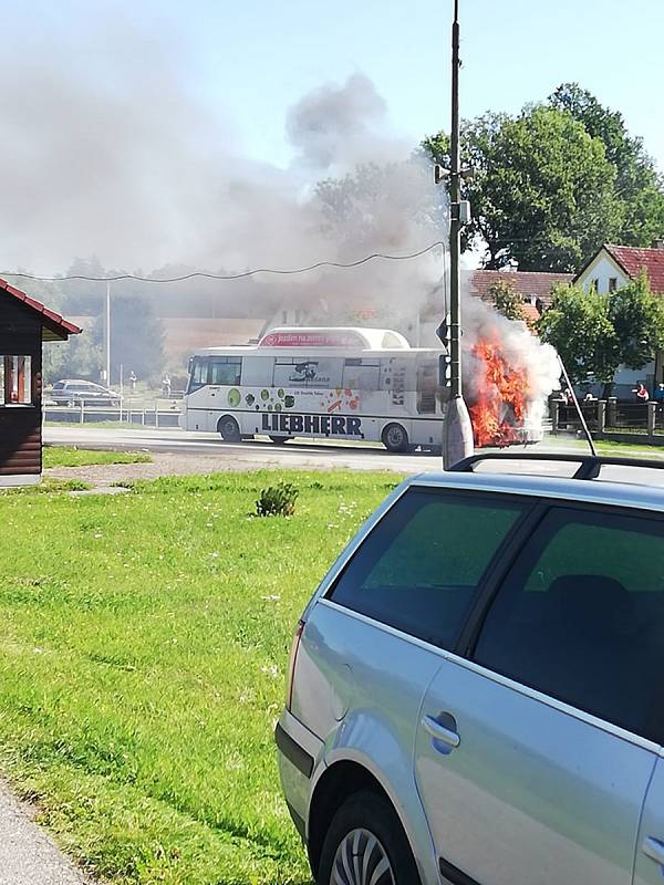 U Vřesců hoří autobus.