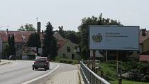 Šestičlenná rodina z Borotína na Táborsku zdobí billboard v Plané nad Lužnicí. Jedná o výzvu veřejnosti, aby se lidé zúčastnili podzimních voleb, podle Čapkových je čas na změnu.