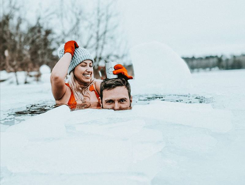 Otužilec Michal Petrů a jeho přítelkyně Lucia mají rádi společné otužování, na snímcích se tuží na Veselských pískovnách. Foto: archiv Michal Petrů