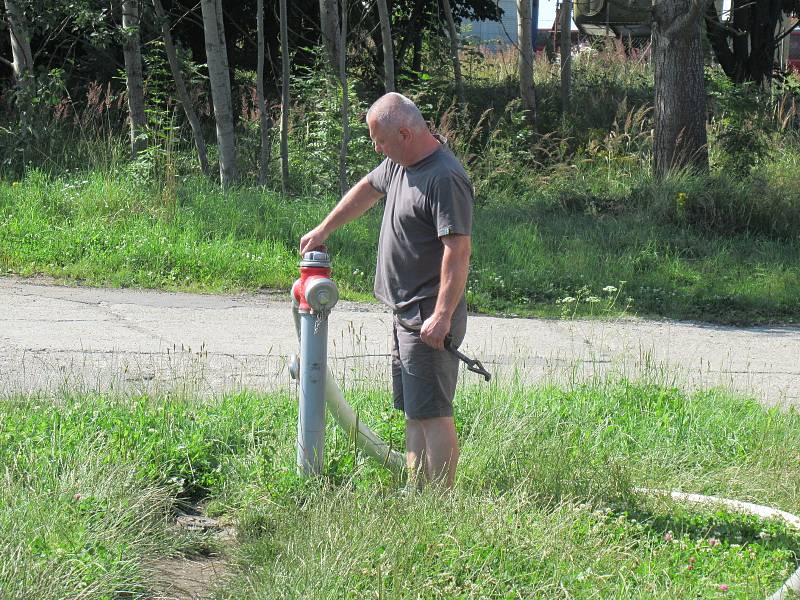 Výrobce českých chipsů již třetím rokem chystá projekt na výstavbu potrubí. Na brambůrky jsou třeba brambory, koření, olej a sůl, ale v procesu důležitou roli hraje právě i voda.