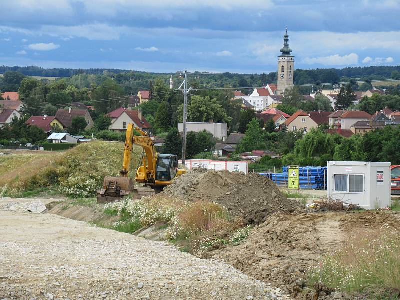 Výstavba nového devítikilometrového úseku IV. mezi Soběslaví a Doubím u Tábora opět pokročila. Přeložka, která vyjde Správu železnic na více než 4 miliardy dostává postupně podobu, rostou mostní pilíře a vyhlouben je i Zvěrotický tunel.