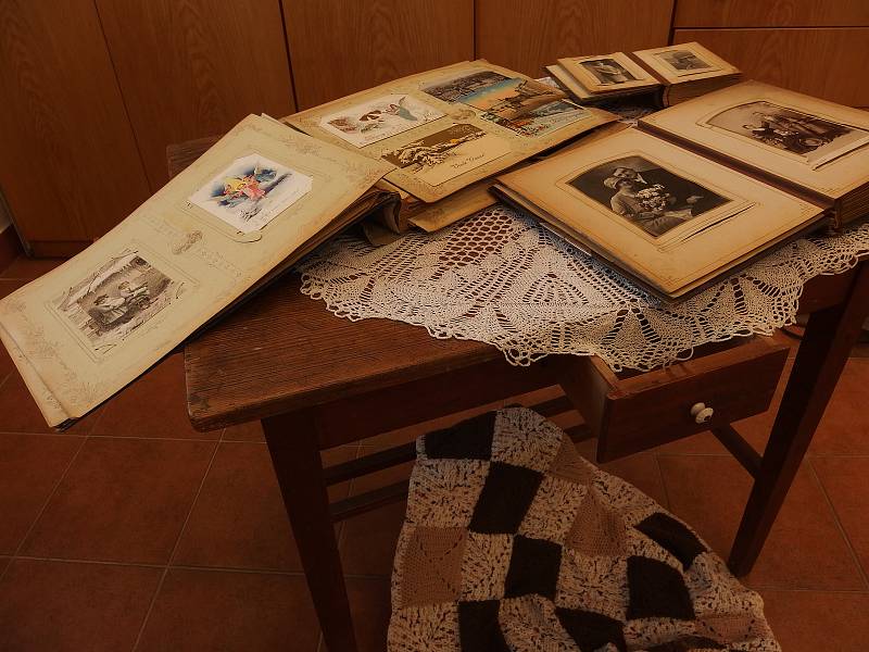 Městská knihovna Chýnov vystavuje znovu nalezené předměty denní potřeby provázející generace našich rodičů i prarodičů.