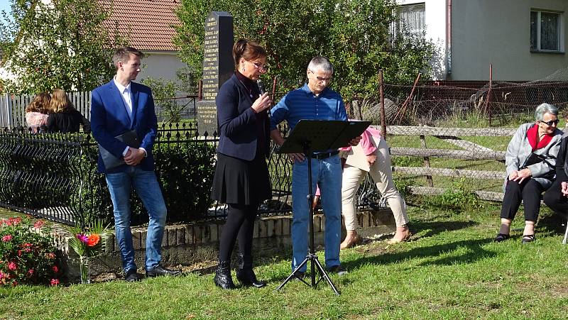 V Mezné na Soběslavsku se během posledního zářijového víkendu slavilo 130. výročí založení obecné školy.