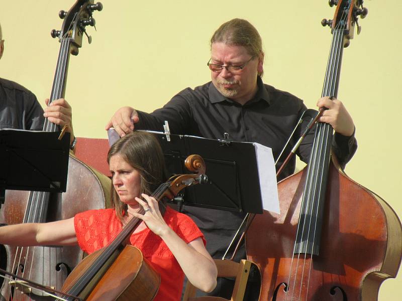 Hodinový koncert plný filmových melodií v režii Táborského symfonického orchestru Bolech zněl na zámku Brandlín v sobotu 5. září v podvečer.