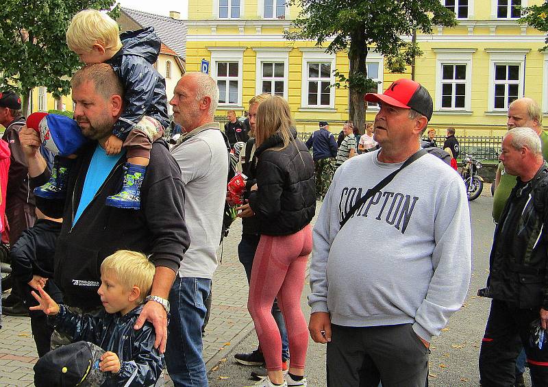 Sedmý ročník srazu veteránů v Chýnově se uskutečnil v neděli 21. srpna. Na prostranství před základní školu dorazilo na 130 historických vozů a motocyklů, posádky se potom vydaly na vyjížďku se zastávkou v centru Soběslavi.