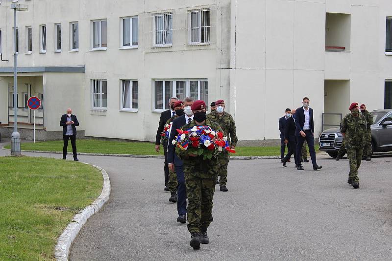 Premiér Babiš navštívil 42. mechanizovaný prapor v Táboře.