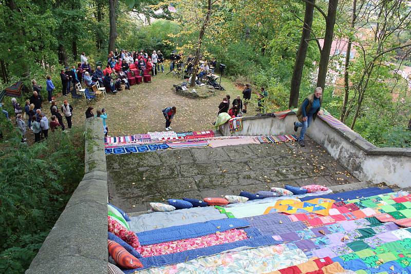 Schody mladovožické kaple pokryly desítky ručně šitých dek.