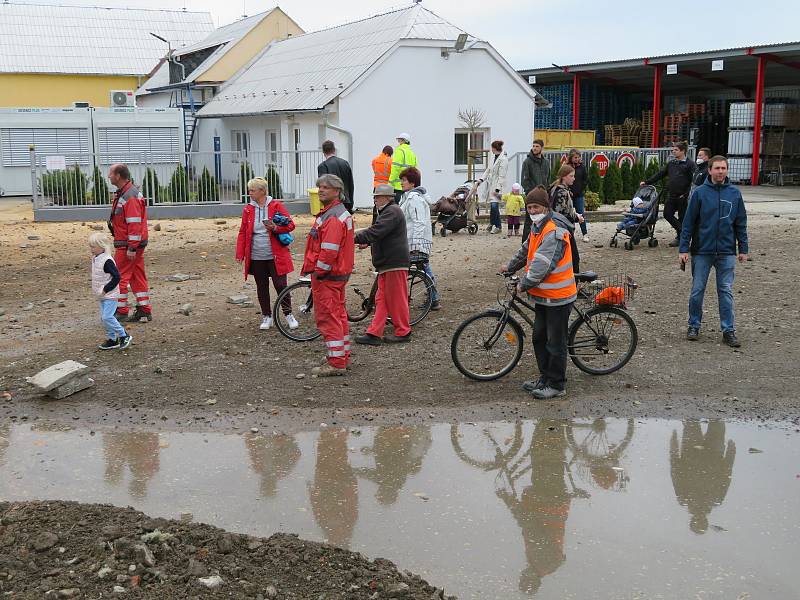 Téměř 40 let starý komín střelmistři přesně nasměrovali do lůžka z připravené suti. Vzniklá drť se použije dále jako stavební materiál.