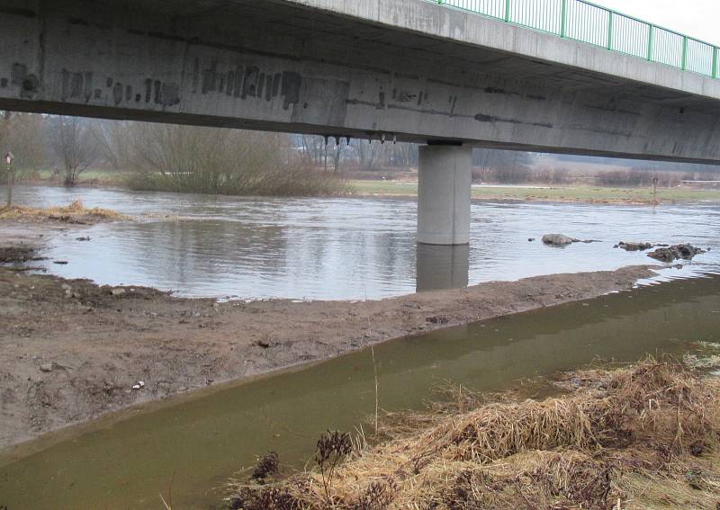 Kozský a Černovický potok se řekou Lužnicí na Táborsku už se místy vylévají mimo svá zaběhlá koryta.