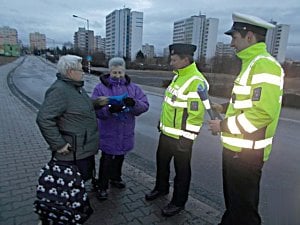 Policisté v Táboře lidem rozdávali reflexní prvky. 