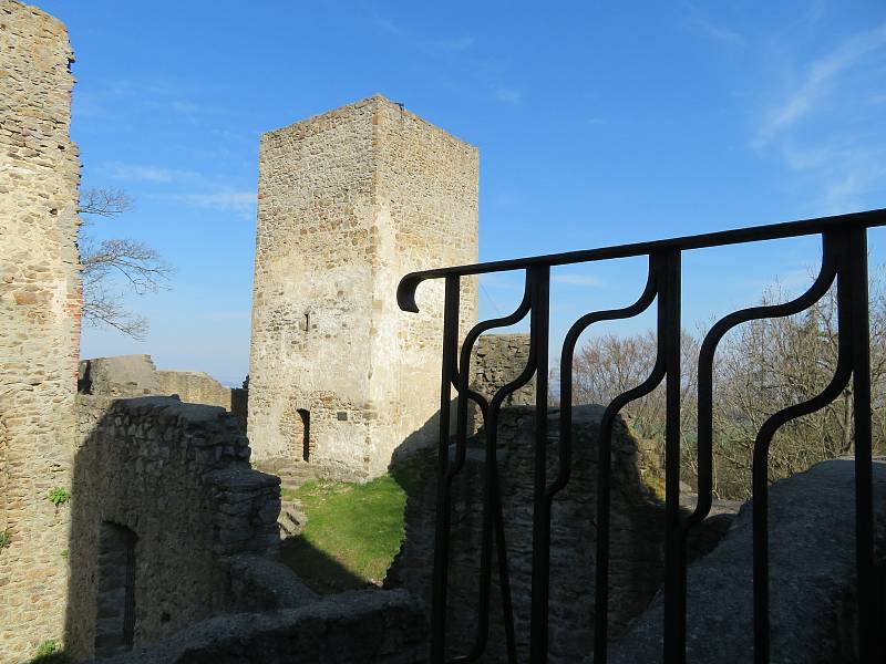 Tým Českého rozhlasu Dvojka zavítal na zřícenu hradu Choustník na Táborsku, živě vysílali v pátek 30. dubna ráno.