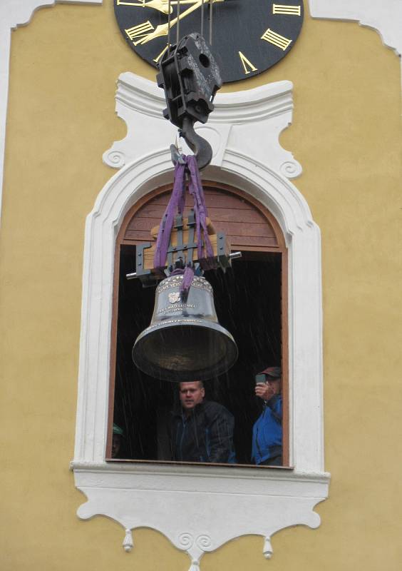 V pondělí 28. září byl po půl 12 dopoledne na věž kostela sv. Václava v Plané nad Lužnicí jeřábem vyzdvižen a zavěšen stejnojmenný zvon z dílny myslkovického mistra zvonaře Michala Votruby. Týž den odpoledne začal plnit svůj účel.