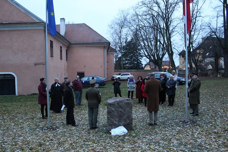 V sobotu se v parku barokního zámku v Táboře-Měšicích sešla dvacítka členů a příznivců České atlantické komise při příležitosti slavnostního odhalení pomníku k uctění památky všech obětí totalitních diktatur.