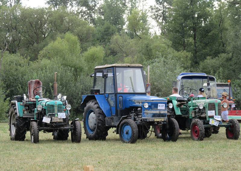 Na šedesát traktorů soutěžilo na hřišti v Dráchově.  Lenka Pospíšilová