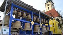 Na Žižkově náměstí v Táboře lidé naslouchali hře na zvony. 