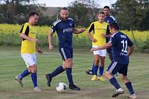 Fotbalisté Lomu (ve žlutém) podlehli v OS III. třídy vedoucímu Borotínu 0:3.