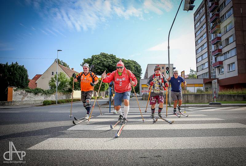 Pět členů horské služby Planá nad Lužnicí opět vyrazilo do ulic na běžkách v rámci 32. ročníku recesistické a sportovní akce HS Open.