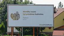 Šestičlenná rodina z Borotína na Táborsku zdobí billboard v Plané nad Lužnicí. Jedná o výzvu veřejnosti, aby se lidé zúčastnili podzimních voleb, podle Čapkových je čas na změnu.