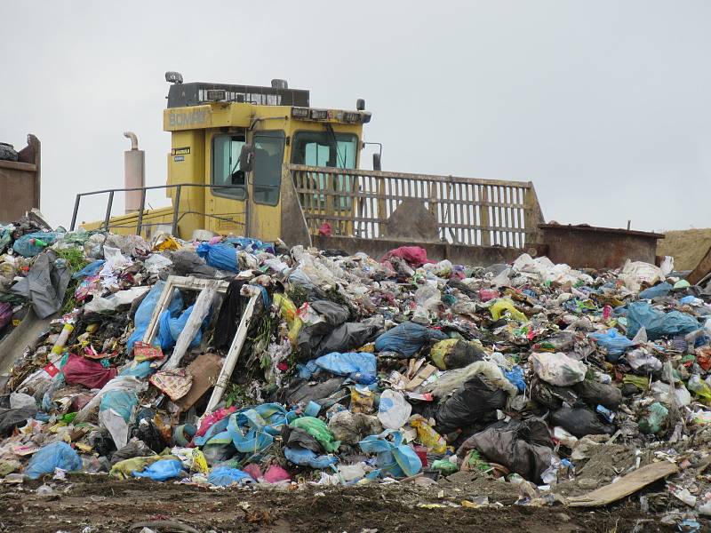 Rozloha plochy určené ke skládkování v zařízení Želeč nyní činí 128 000 metrů čtverečních. Skládka je vybavena dvěma kompaktory a recyklačními plochami na dřevo, pneumatiky, sutě a sklo.