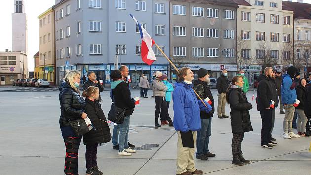 V Táboře v sobotu odpoledne demonstrovali odpůrci roušek a vakcinace. Jedním z řečníků byl i předseda krajně pravicové Národní demokracie Adam B. Bartoš.