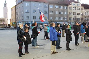 V Táboře v sobotu odpoledne demonstrovali odpůrci roušek a vakcinace. Jedním z řečníků byl i předseda krajně pravicové Národní demokracie Adam B. Bartoš.