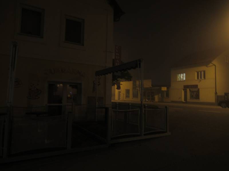 Jihočeská města se po setmění mění v liduprázdné osady, atmosféru tento víkend umocnila ještě mlha. Snímek je z Plané nad Lužnicí.