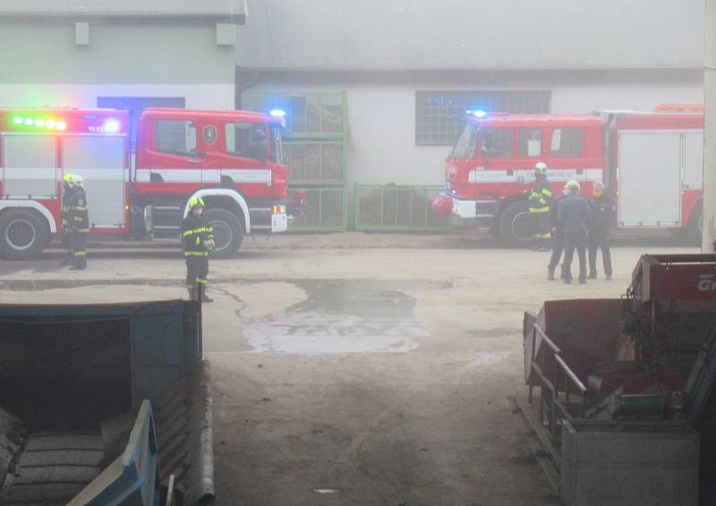 Druhý stupeň požárního poplachu byl vyhlášen v pátek odpoledne při požáru v Choustníku. Na místě zasahovali profesionálové ze Soběslavi a Tábora a dobrovolní hasiči z Plané nad Lužnicí, Choustníku, Tučap, Chýnova a Deštné.