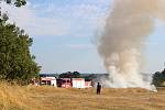 K požáru suché trávy u Myslkovic na Táborsku vyjížděli profesionální i dobrovolní hasiči z okolí.