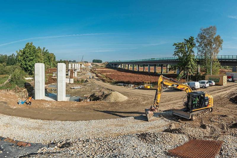 Výstavba nové devítikilometrové přeložky na IV. koridoru mezi Soběslaví a Doubím v režii trojice firem Strabag, Eurovia a Metrostav po roce od zahájení pokročila.