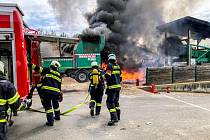 Necelou hodinu zasahovali hasiči u požáru ve Veselí nad Lužnicí.