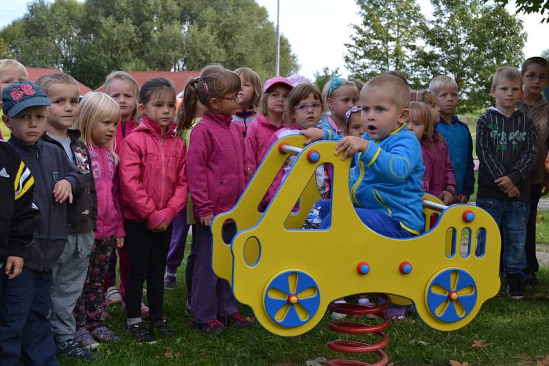 Nové prvky na hřišti u mateřské školy na Sídlišti nad Lužnicí.