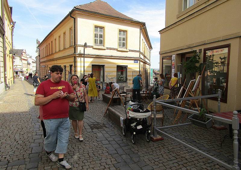 Nejen táborští umělci malovali v uličkách Starého města na podporu Fokus Tábor. V Kafe knihy Jednota se potom uskutečnila dobročinná dražba jejich děl.