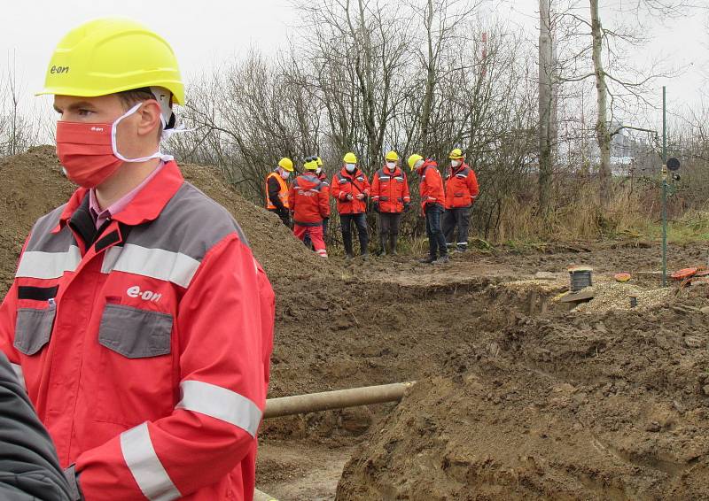 Nový plynovod bude zásobovat více jak 7 tisíc domácností a jeho větší část byla do země položena unikátní metodou pluhování. E.on vyšel na 80 milionů korun a budován byl téměř tři roky.