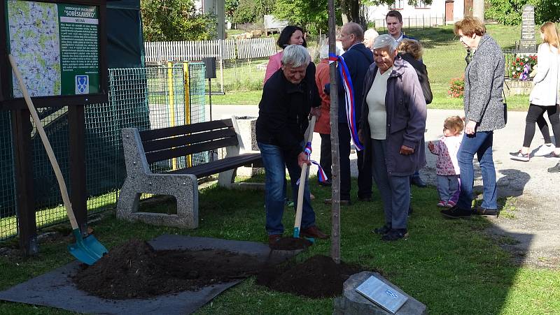 V Mezné na Soběslavsku se během posledního zářijového víkendu slavilo 130. výročí založení obecné školy.