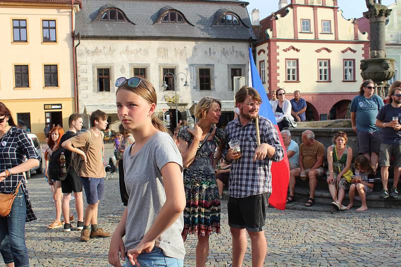 Na demonstraci proti Andreji Babišovi dorazily na táborské Žižkovo náměstí přibližně necelé čtyři stovky lidí.