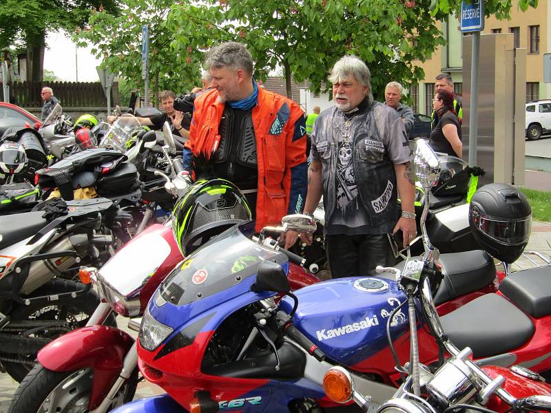 V pořadí 6. ročník Motorkářského požehnání v Chýnově se vydařil, hojné účasti přálo počasí a i atmosféra byla opět magická.