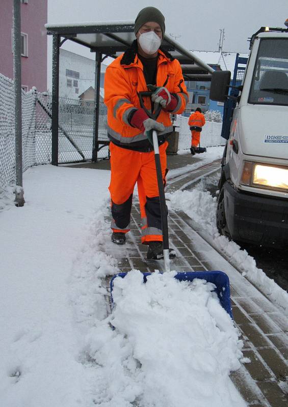 Na Táborsku napadlo asi 5 centimetrů čerstvého sněhu a stále sněží. V Plané nad Lužnicí začali zaměstnanci technických služeb hned ráno prohrnovat sníh na zastávkách.