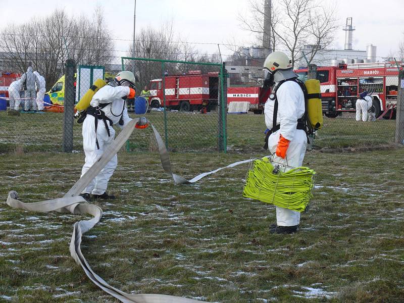 Jihočeští hasiči bojovali s fiktivním únikem čpavku v závodě Kosteleckých uzenin v Pané nad Lužnicí. 