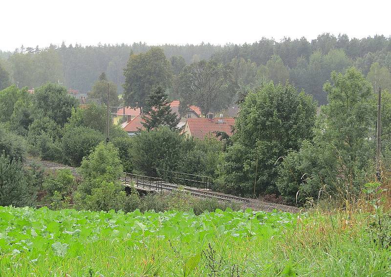 Od neděle 11. září jezdí vlaky po jedné koleji nové přeložky IV. koridoru Doubí u Tábora a Soběslav. Stará trať je postupně rozebírána, nejdříve bylo odstraněno trakční vedení, mizí i kolejiště, pražce a další součásti. Složiště materiálu vzniklo v bývalé