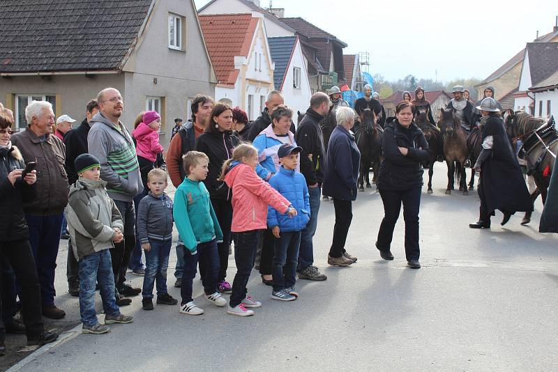 K pranýři v sobotu v Jistebnici připoutali mladou zlodějku.